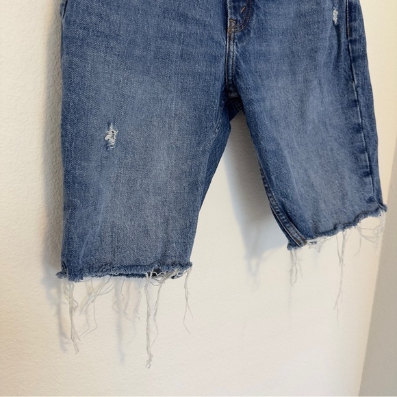 Abercrombie & Fitch High Rise 9” Inseam Denim Shorts Medi Wash Raw Hem Size 24 - Picture 3 of 8